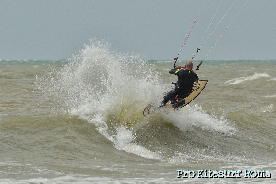 Pro Kitesurf Roma Test Slingshot Tyran Kiteboard 2013 3789