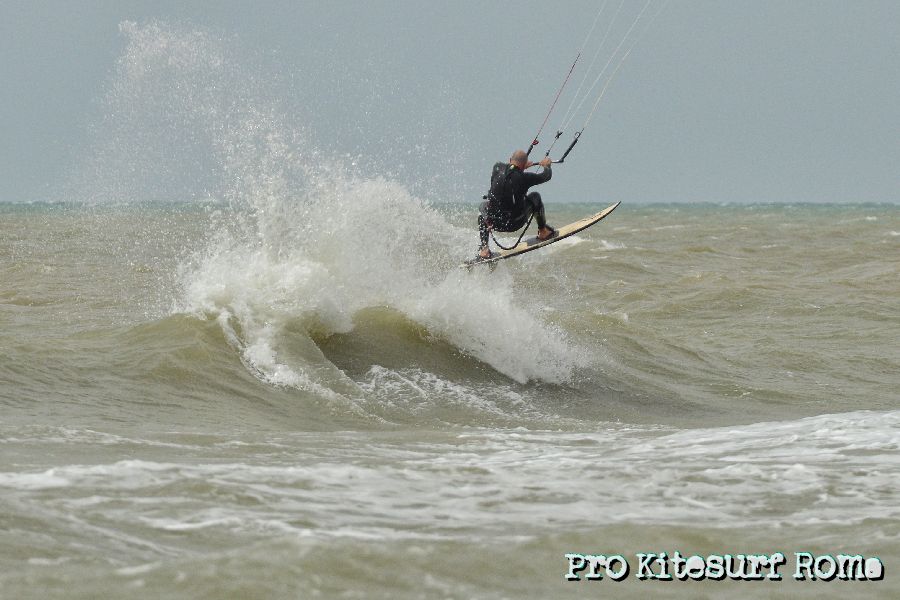Pro Kitesurf Roma Test Slingshot Tyran Kiteboard 2013 3790