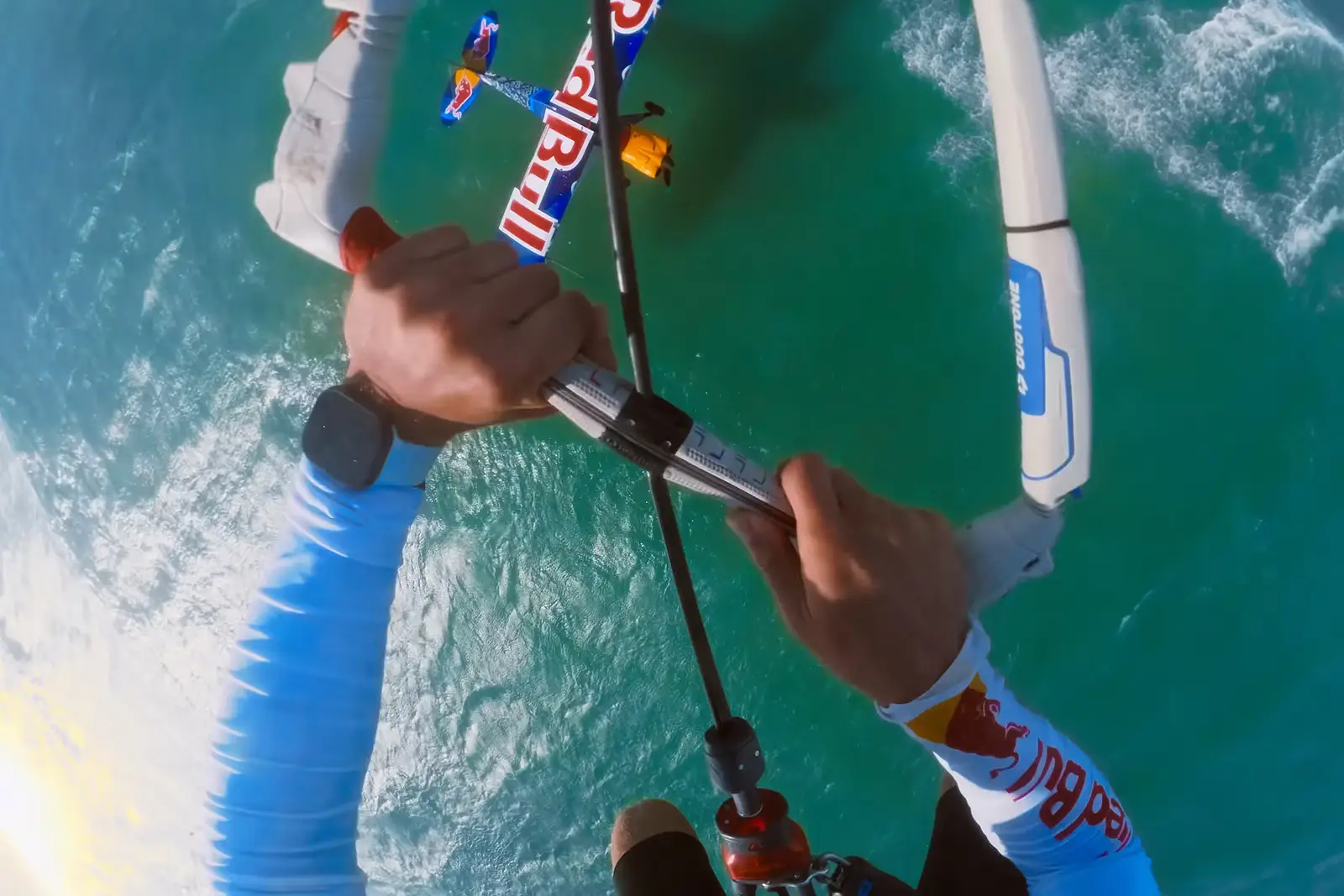 Kitesurf salto sopra aereo Red Bull