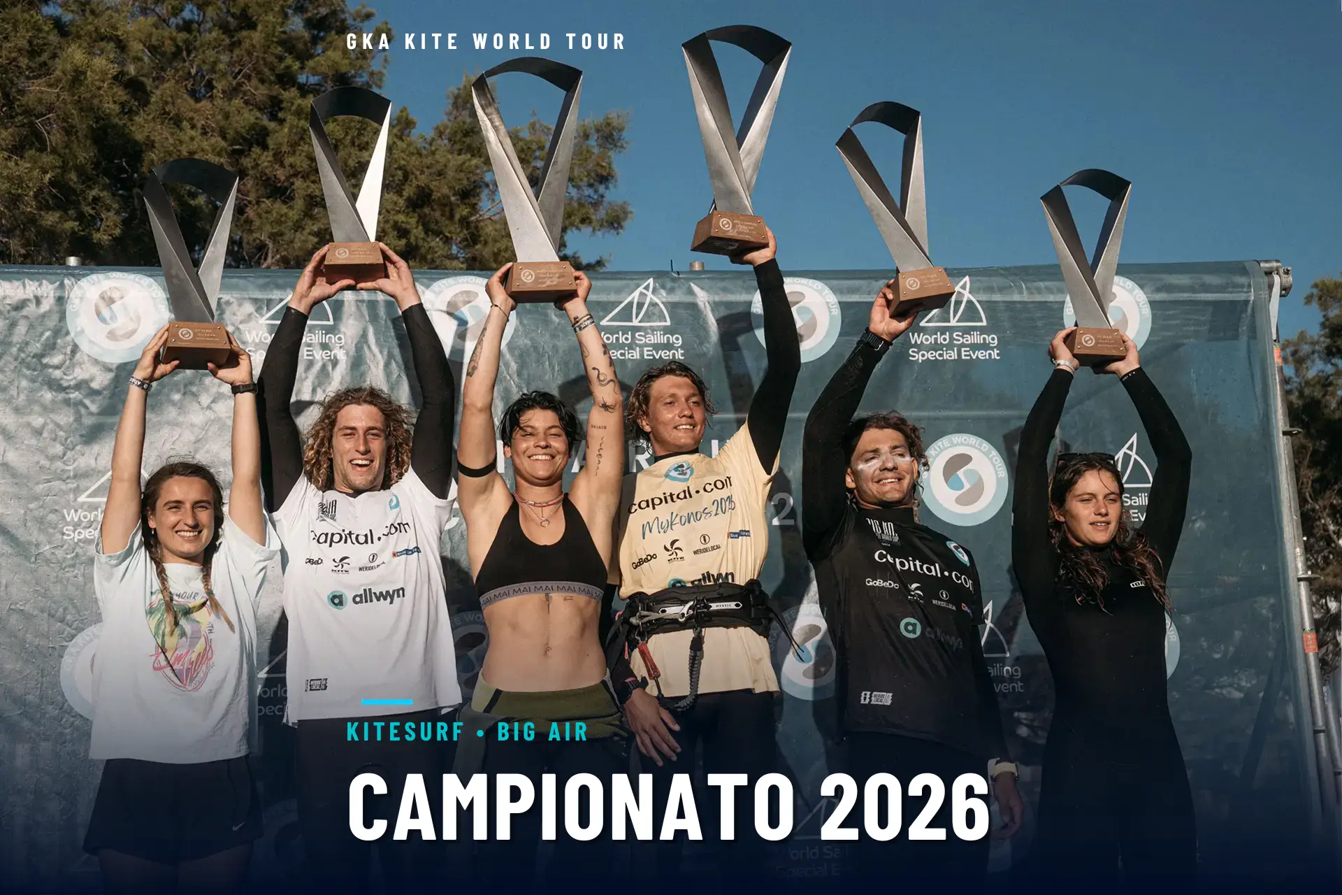 Vincitori del Campionato Mondiale GKA Big Air 2026 durante la premiazione ufficiale con trofei sul podio