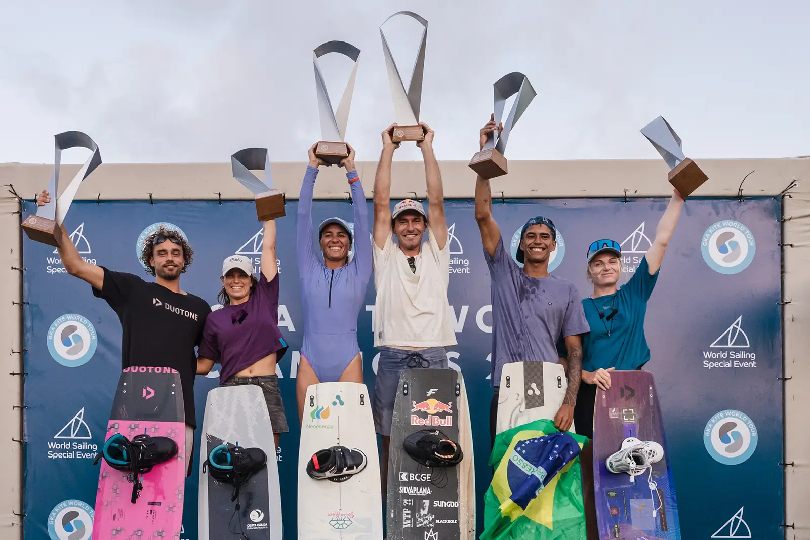 Podio del Mondiale Freestyle GKA 2026 a Ilha do Guajiru: Maxime Chabloz e Bruna Kajiya campioni del mondo con trofei e tavole da kitesurf